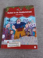 A. de Vries - Heibel in de Hubbelstraat, Ophalen of Verzenden, Zo goed als nieuw, A. de Vries