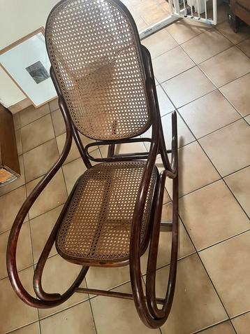 Rotan schommelstoel beschikbaar voor biedingen