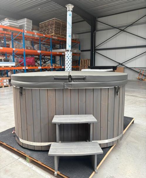 Hottub houtgestookt toonzaalmodel, Tuin en Terras, Bubbelbaden en Hottubs, Zo goed als nieuw, Trap, Ophalen