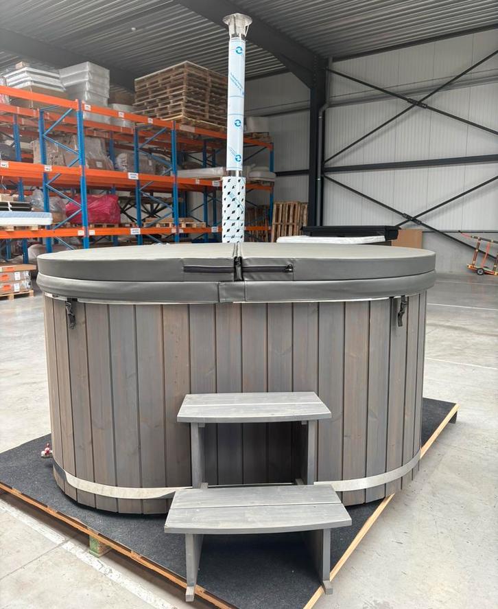 Hottub houtgestookt toonzaalmodel // buitenkansje (OFURO), Tuin en Terras, Bubbelbaden en Hottubs, Zo goed als nieuw, Trap, Ophalen