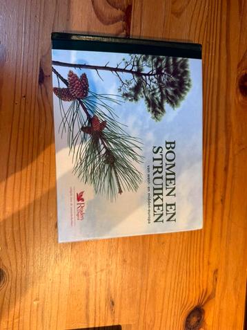 Bomen en struiken - veldgids beschikbaar voor biedingen