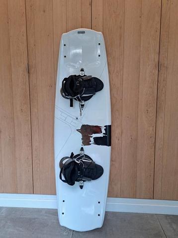 Hyperlite Wakeboard 135cm + Bindingen L – Zo Goed Als Nieuw! beschikbaar voor biedingen