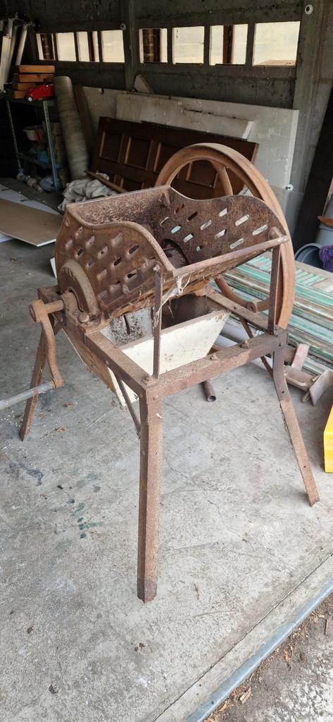 Oude bietenmolen in goede staat, Antiek en Kunst, Curiosa en Brocante, Ophalen