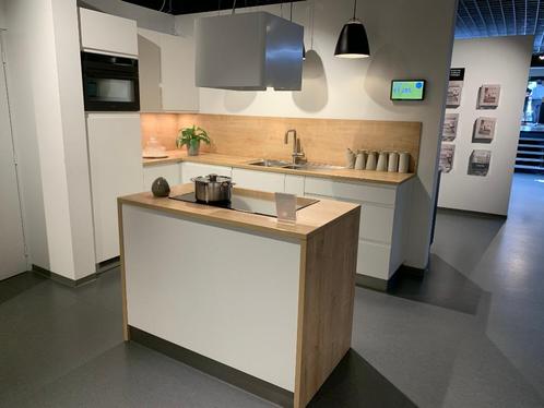 Toonzaalkeuken KVIK, Huis en Inrichting, Keuken | Complete keukens, Nieuw, Hoekkeuken, Wit, Overige materialen, Met kookeiland