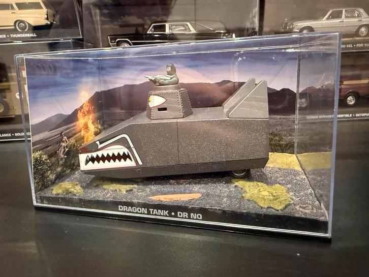 Dragon tank - James Bond, Hobby en Vrije tijd, Modelauto's | 1:43, Gebruikt, Auto, Universal Hobbies, Ophalen of Verzenden