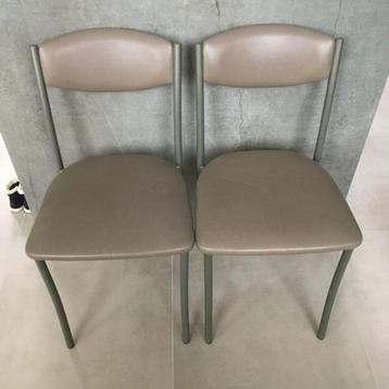 2 stoelen met zachte zitting - wegens verbouwingen weg