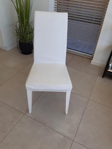 Tafel met stoelen beschikbaar voor biedingen