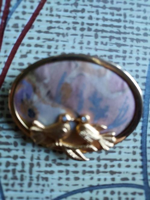 Broche ovale en métal avec colombes et décor textile+strass, Bijoux, Sacs & Beauté, Broches, Comme neuf, Cuivre, Or, 4 à 7 cm