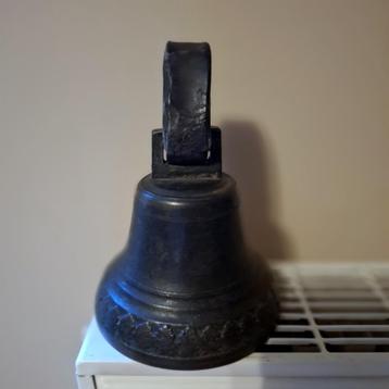 Bronzen  koebel met versierde fries beschikbaar voor biedingen