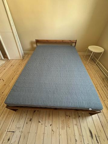 Bedframe met lattenbodem en matras beschikbaar voor biedingen
