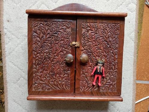 448) Houten sleutelkastje met 3 kleine opberglades, Antiquités & Art, Curiosités & Brocante, Enlèvement ou Envoi