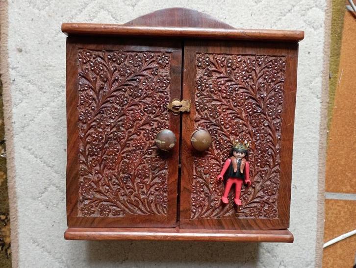 448) Houten sleutelkastje met 3 kleine opberglades, Antiek en Kunst, Curiosa en Brocante, Ophalen of Verzenden