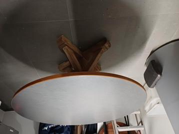 Prachtige tuintafel met kunststofblad beschikbaar voor biedingen