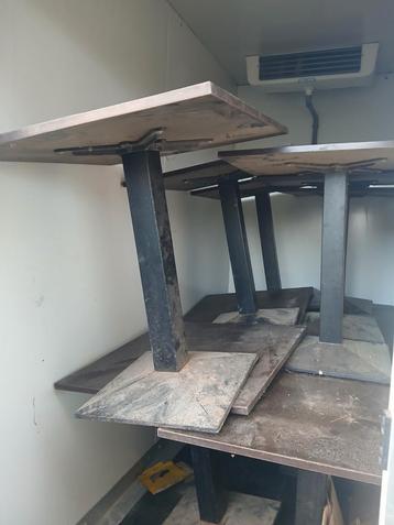 tafel met ijzer poot 70x70cm beschikbaar voor biedingen