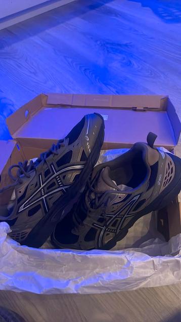 Paire de chaussures, Asie beschikbaar voor biedingen