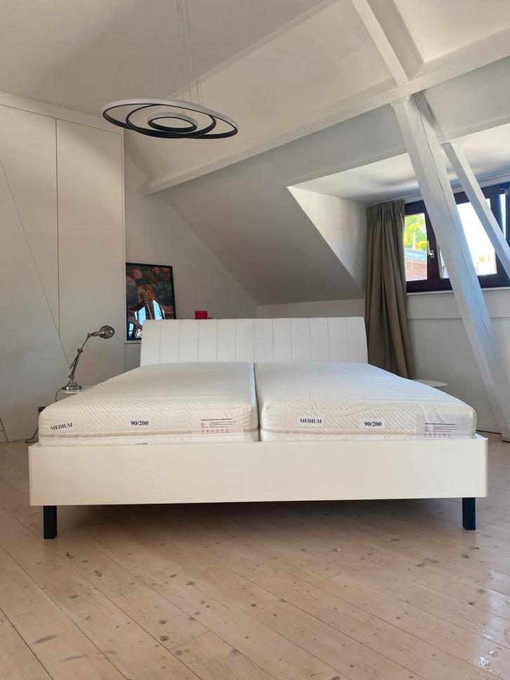 2-persoonsbed. Witte kader met lederen hoofdbord, Huis en Inrichting, Slaapkamer | Bedden, Nieuw, Tweepersoons, 180 cm, 200 cm