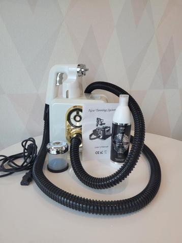 Qubizz ‘GOLD’ spray tanning machine +500ml Tan´n Go 12%, Enlèvement, Comme neuf
