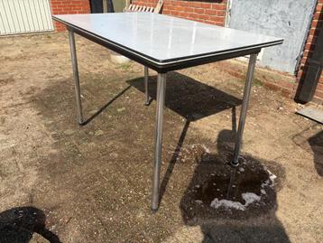 Tafel beschikbaar voor biedingen
