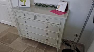Commode in massief hout  beschikbaar voor biedingen