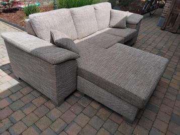 beige hoekzetel in nieuwe staat + salontafel beschikbaar voor biedingen