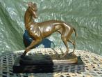 chien lévrier debout sur marbre signé BARYE ., Antiquités & Art, Enlèvement ou Envoi, Bronze