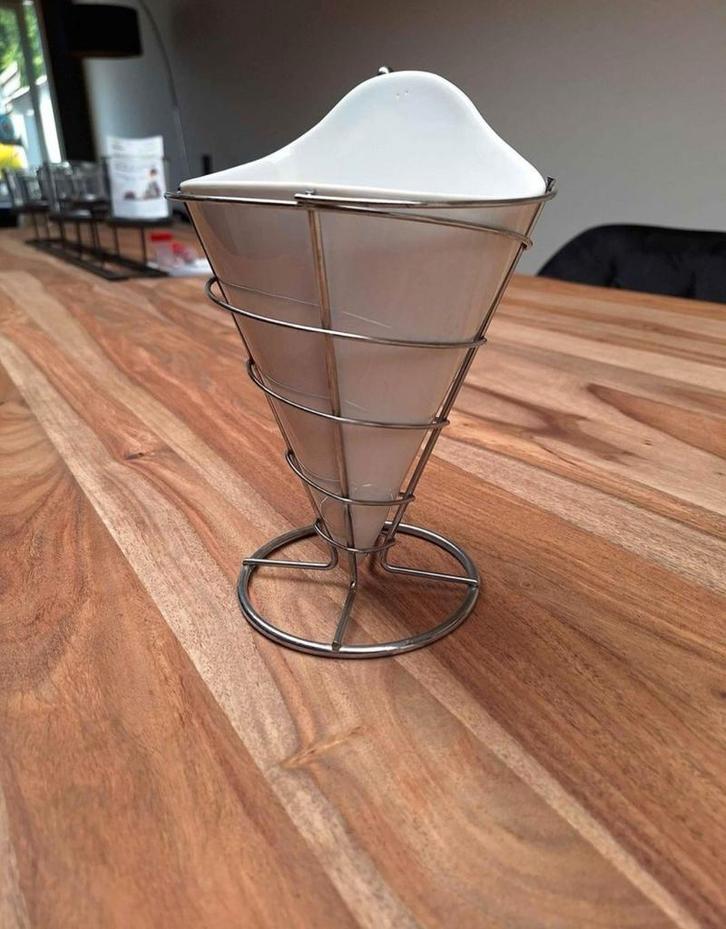 Te Koop 10 Porseleinen Friet tipzakken met ijzeren houder, Huis en Inrichting, Keuken | Keukenbenodigdheden, Nieuw, Ophalen