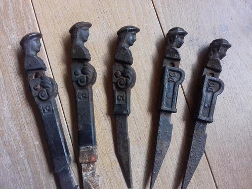 5 antieke gietijzeren luikhouders / luikwervels (herderin), Doe-het-zelf en Bouw, Hang- en Sluitwerk, Gebruikt, Overige typen