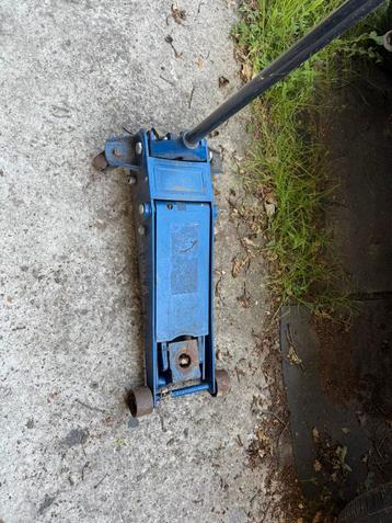 Garage krik 3 ton beschikbaar voor biedingen