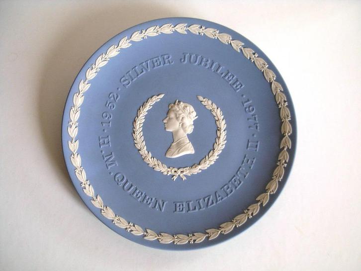 Wedgwood Jasperware - Schotel Queen Elisabeth (1977), Verzamelen, Koningshuis en Royalty, Zo goed als nieuw, Servies, Ophalen of Verzenden