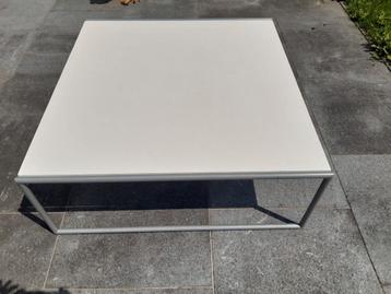 Belle table basse carrée style moderne disponible aux enchères