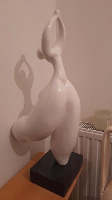 Belle sculpture moderne 65 cm de haut  disponible aux enchères