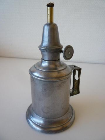 Lampe à pétrole en étain 