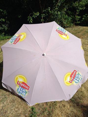 Grijze Parasol Lipton Icetea beschikbaar voor biedingen
