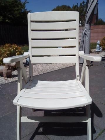 1 witte PVC-stoel — verstelbare rugleuning, Tuin en Terras, Ophalen, Gebruikt