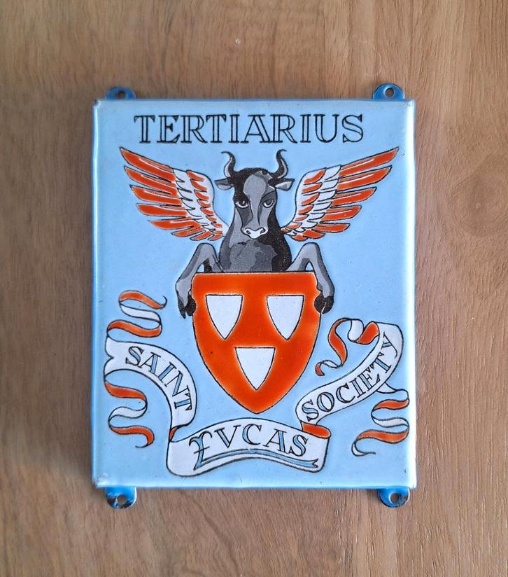 Deurpostje emaille Tertiarius - Saint Lucas Society., Verzamelen, Merken en Reclamevoorwerpen, Gebruikt, Reclamebord, Ophalen of Verzenden