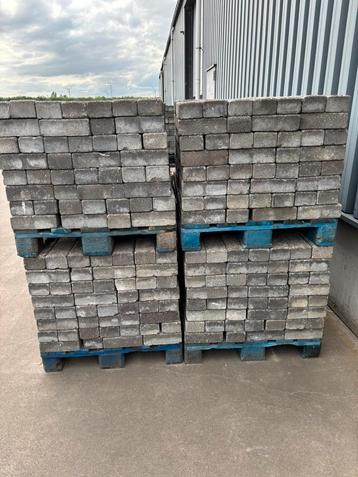 Betonklinkers beschikbaar voor biedingen