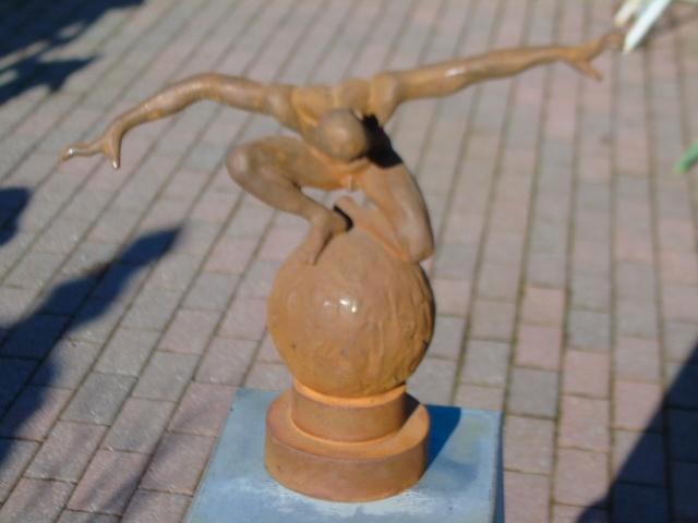 Standbeeld van de naakte duiker in roestig gietijzer., Tuin en Terras, Tuinwanddecoratie, Nieuw, Ophalen of Verzenden