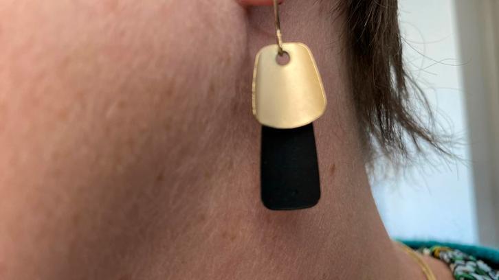 Oorbellen goud en zwart Veritas, Handtassen en Accessoires, Oorbellen, Zo goed als nieuw, Goud, Zwart, Ophalen of Verzenden