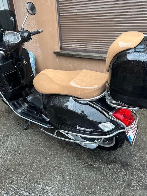 Vespa 125 GTS (2017) – Zwart/Bruin – Slechts 346 km!, Fietsen en Brommers, Scooters | Vespa, Nieuw, Overige modellen, Klasse B (45 km/u)