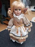 pop meisje blond haar, porselein 31 cm vintage, met staander, Verzamelen, Poppen, Ophalen of Verzenden, Pop