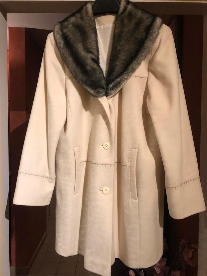 Crème kleurige tijdloze winterjas - maat 42, Kleding | Dames, Jassen | Winter, Nieuw, Maat 42/44 (L), Ophalen