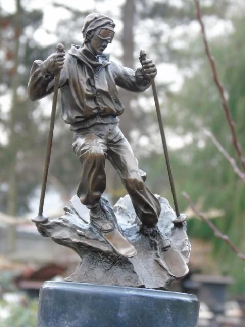gesigneerd bronzen beeld van een skiër, NICK, Antiek en Kunst, Antiek | Brons en Koper, Brons, Ophalen of Verzenden