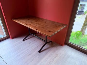 Tafel / bureau beschikbaar voor biedingen