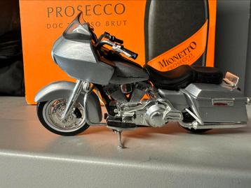 Harley-Davidson Road Glide 1:18 disponible aux enchères