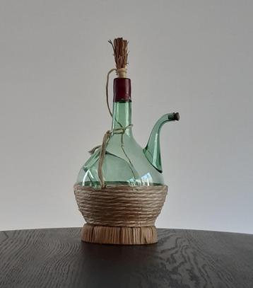 Vintage wijnfles in rieten mand met schenktuit en opening beschikbaar voor biedingen