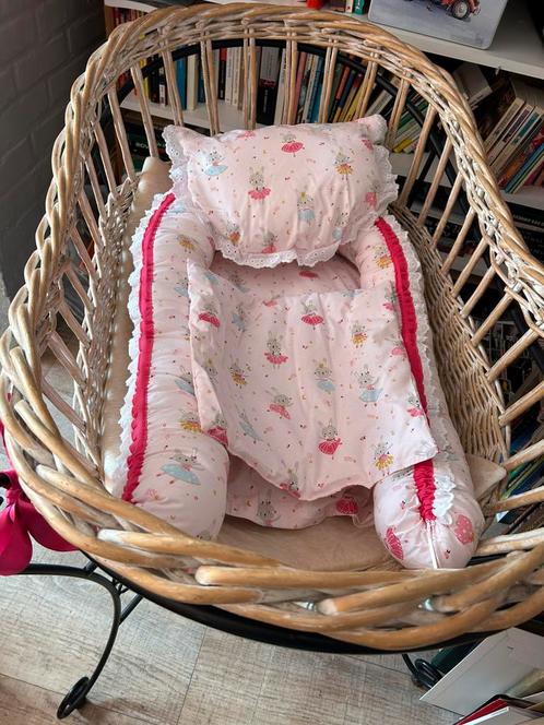 Joli berceau ancien sur pieds en fer forgé noir stable, Kinderen en Baby's, Babywiegjes en Ledikanten, Ophalen