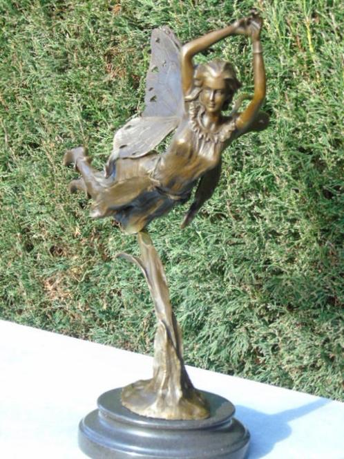 Elf tijdens de vlucht vlindervleugels op marmer gesigneerd,, Antiek en Kunst, Antiek | Brons en Koper, Brons, Ophalen