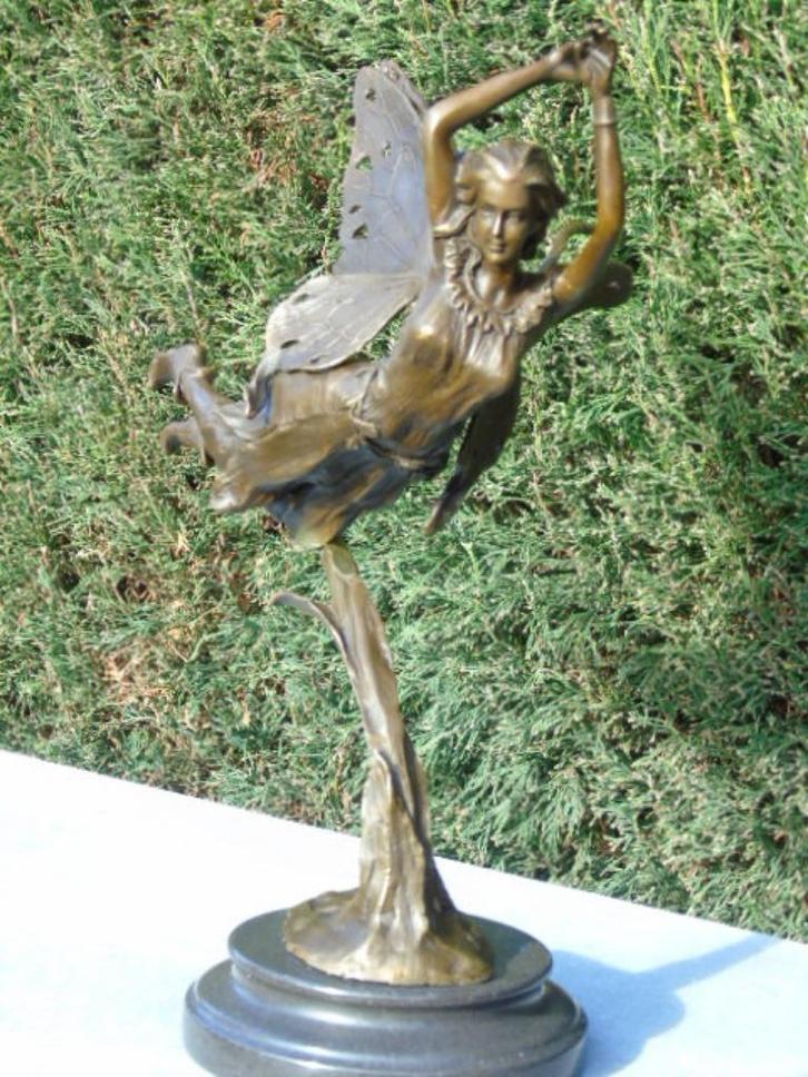 Elf tijdens de vlucht vlindervleugels op marmer gesigneerd,, Antiek en Kunst, Antiek | Brons en Koper, Brons, Ophalen
