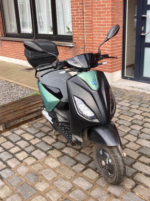 Piaggio One Plus – Mat Zwart / Mat Jade – met Topcase, Fietsen en Brommers, Scooters | Piaggio, Zo goed als nieuw, Overige modellen