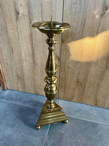 Hoge kerkkandelaar beschikbaar voor biedingen